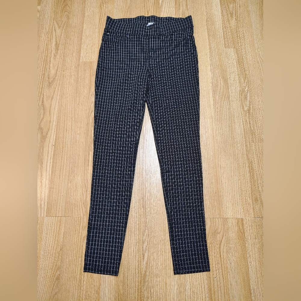 Seven 7 Brand,Woman's, Black And White line Pull on Streach Pants,Size M